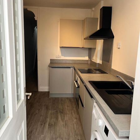 Southsea Homestays - Three Bedroom Home, Sleeps 8 - With Garden & Hot Tub 포츠머스 외부 사진