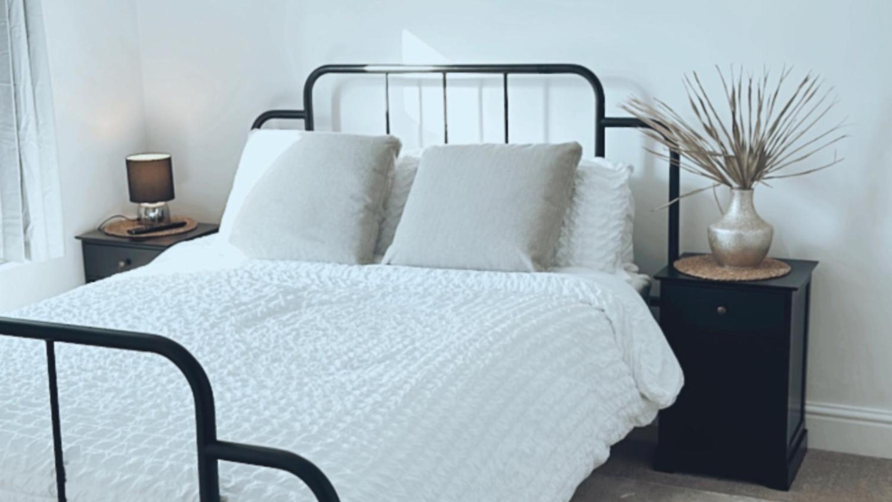 Southsea Homestays - Three Bedroom Home, Sleeps 8 - With Garden & Hot Tub 포츠머스 외부 사진